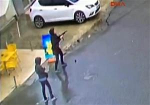 بالفيديو ـ فتاتان تهاجمان الشرطة التركية بالرصاص والقنابل