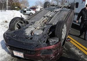 سيارة تصطدم بعامود وتسقط فوق رجل لتقتله في الحال 