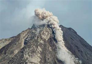 جبل "برومو" في إندونيسيا يطلق رمادا بركانيا ويتسبب في إغلاق مطار 