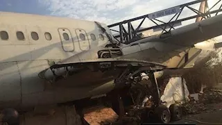 تحطم طائرة هندية على متنها 242 راكبا في منطقة سكنية (فيديو)