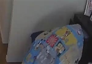 لص يتجول في منزل لسرقته متخفيا تحت لحاف أطفال