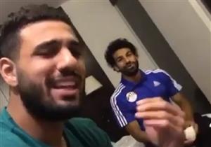 "دبسماش شعبي" يجمع صلاح والشناوي بكواليس مباراة تنزانيا - فيديو