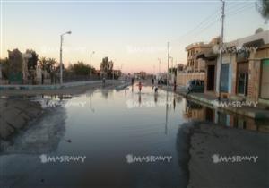 بالصور.. انفجار خط المياه الرئيسي يغرق شوارع الفرافرة