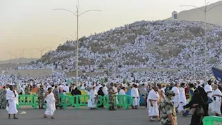 ضيوف الرحمن ينفرون من عرفات إلى مزدلفة