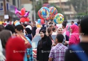 بالصور- "البالونات والسيلفي".. احتفالات أهالي مصر الجديدة بعد صلاة العيد