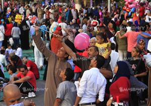 المصلون يتوافدون على ساحة "عمرو بن العاص" لأداء صلاة العيد