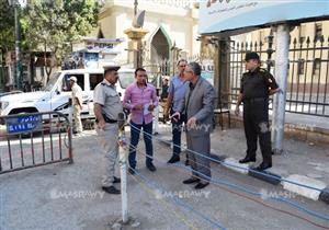 بالصور - محافظ المنيا يزيل بيده حواجز أمام محطة قطارات