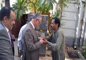 بعد عامين معاناة.. محافظ المنيا الجديد يفاجئ معاق أمام الديوان ويعينه بالوحدة المحلية