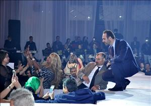 بالصور- الجمهور يلتقط "السيلفي" مع وائل جسار في حفل رأس السنة