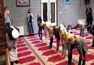 فيديو لإمام يلقن أطفالا هولنديين تعاليم الصلاة في مسجد يثير جدلا واسعا