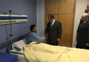 وزير الداخلية يزور مصابي الشرطة ويطلب تقريرا يوميا عن حالتهم الصحية