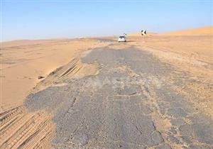 بالصور.. تغطيها الكثبان الرملية.. 30 عامًا على بدء إنشاء 3 طرق في الوادي ولم تكتمل
