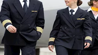 رجل ينتحل صفة مضيف طيران ويسافر مجانا أكثر من 120 مرة