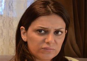 إنجي المقدم تتلقى عزاء والدتها بمسجد الرحمن الرحيم