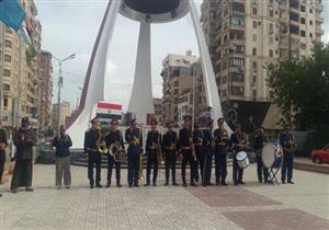 بالصور.. الموسيقي العسكرية تعزف أمام النصب التذكاري بالمنصورة