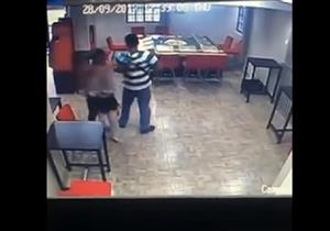 شرطي خارج الخدمة يقتل لصاً أثناء سطوه على بار- فيديو