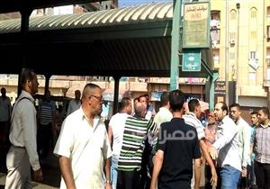 بالصور.. مشادات بين الركاب وسائقي موقف دمنهور بسبب زيادة الأجرة