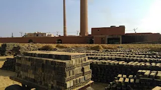 انهيار مدخنة مصنع طوب بالجيزة... والبحث عن ضحايا تحت الأنقاض