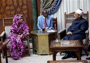 شيخ الأزهر يقرر زيادة المنح الدراسية لطلاب جمهورية تشاد- صور