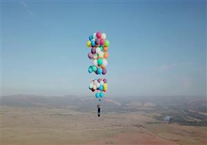  بالفيديو.. أمريكي يحلق بالبالونات على طريقة فيلم "Up"