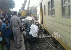 بالصور- قطار المرج يدهس سيارة.. والأمن: "هروب عامل المزلقان"