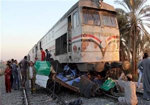 بعد تصادم قطار "القناطر" بسيارة.. السكك الحديدية: عامل المزلقان "هرب"-فيديو