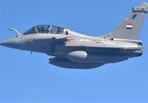 لحظة تدمير 10 سيارات دفع رباعي محملة بأسلحة ومواد مهربة - فيديو