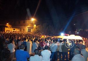 بالصور.. المئات يشيعون الطلاب ضحايا "التوك توك" الغارق بالبحيرة