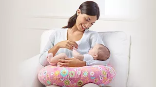 تنبيه من الصحة للأمهات: "اللبن الذهبي" بعد الولادة ليس فاسدًا