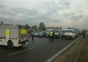 بالصور.. المرور تشرف على تفويج السيارات بسبب الشبورة