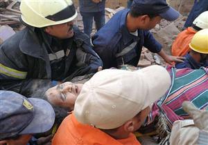 بالصور.. إنقاذ عجوز وابنها من تحت أنقاض عقار روض الفرج