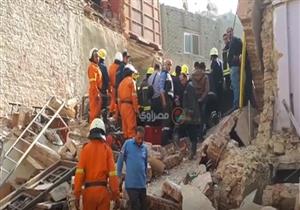 بالفيديو - جهود "الحماية المدنية" لإنقاذ أهالي 3 عقارات مُنهارة بروض الفرج