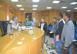 بالصور.. محافظ المنيا يبحث طلبات المواطنين في لقاء جماهيري