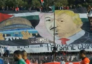 السعودية تتوعد بالرد على لافتة سلمان "المسيئة" فى حرب إلكترونية أشعلتها مباراة فى الجزائر (تقرير)