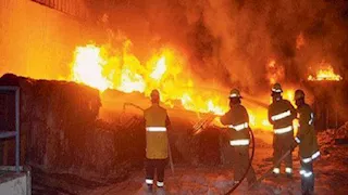مصابان بحروق في حريق مصنع طوب بالبدرشين