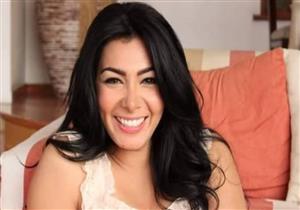 فيديو.. ميريهان حسين تجهز شجرة الكريسماس مع أسرتها