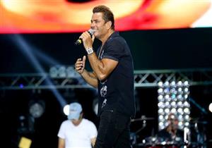 بالفيديو.. أصالة تشارك عمرو دياب الغناء في حفله بدبي وتهديه "قُبلة"