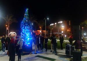 بالسيلفي وشجرة الكريسماس.. بورسعيد تبدأ احتفالاتها بالعام الجديد (صور)