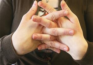 «طقطقة» الأصابع عادة ضارة صحيا أم لا؟