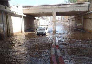 بالصور.. غرق شوارع النفق بأسوان لانفجار خط مياه شرب