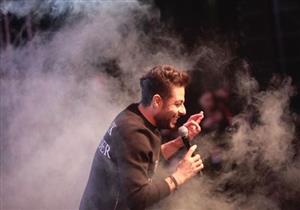 محمد حماقي يفتتح حفله في "المهندسين" بـ"نفسي أبقى جنبه"