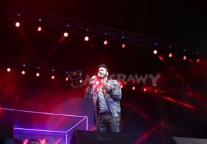 بالصور.. تامر حسني يشعل أول حفلات عيد الحب بشرم الشيخ