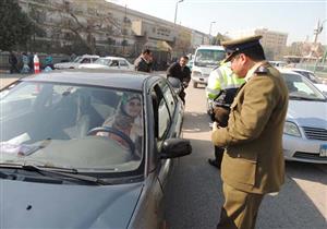 بالصور.. توزيع كتب إرشادات القيادة في "الشبورة والأمطار" على السائقين بالمنيا