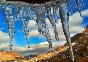 هل طقس هذه الأيام "طبيعي" في مصر؟.. نشطاء يتداولون صور "ثلوج" والأرصاد ترد