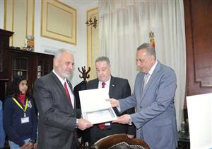 بالصور- الدالي يكرم مدير إدارة تعليمية ومديرة مدرسة لنجاحهما في التجربة "اليابانية"