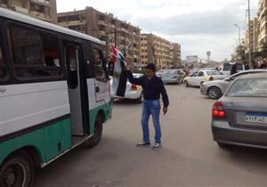 بالصور-"بائع الأعلام" بكفرالشيخ: "أتمنى كل يوم مباراة عشان أكل عيش"