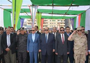 بالصور.. محافظ الدقهلية يضع إكليل الزهور على النصب التذكاري بميدان الشهداء في المنصورة