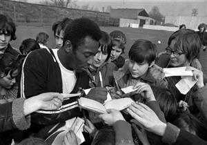 بالصور- في مثل هذا اليوم.. لعب بيليه للمرة الأولى والأخيرة في لندن