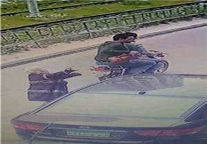 بالصور.. لحظة "خطف" لصين على دراجة نارية لحقيبة سيدة بالإسكندرية