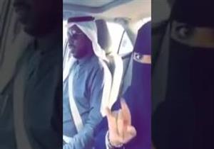 فيديو- تغني ويقبل يدها.. زوجان سعوديان يثيران الجدل على مواقع التواصل
